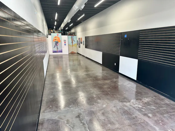 Melrose ave. New build, central location, high ceiling, multi purpose space - Nestled among luxury brands like Gucci and streetwear hotspots - Image 3
