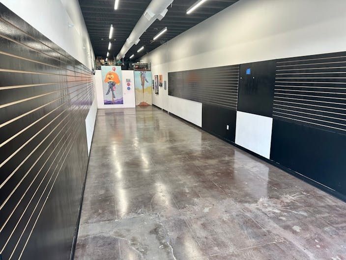 Melrose ave. New build, central location, high ceiling, multi purpose space - Nestled among luxury brands like Gucci and streetwear hotspots - Image 3