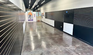 Melrose ave. New build, central location, high ceiling, multi purpose space - Nestled among luxury brands like Gucci and streetwear hotspots - Image 3