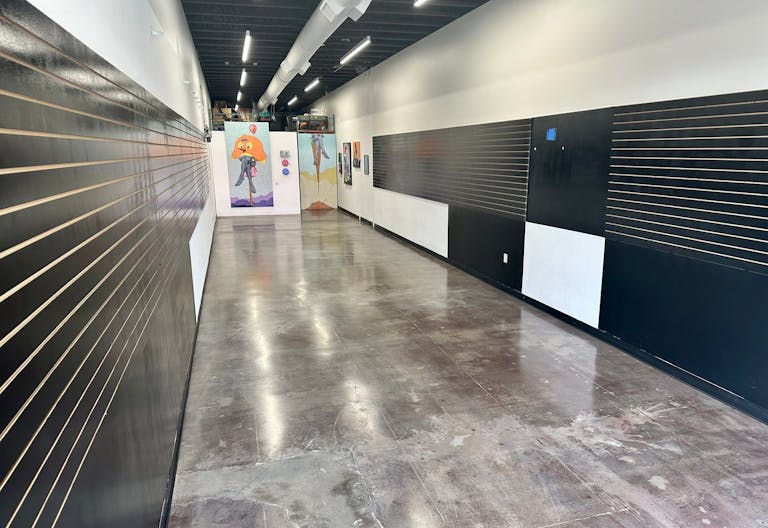 Melrose ave. New build, central location, high ceiling, multi purpose space - Nestled among luxury brands like Gucci and streetwear hotspots - Image 3