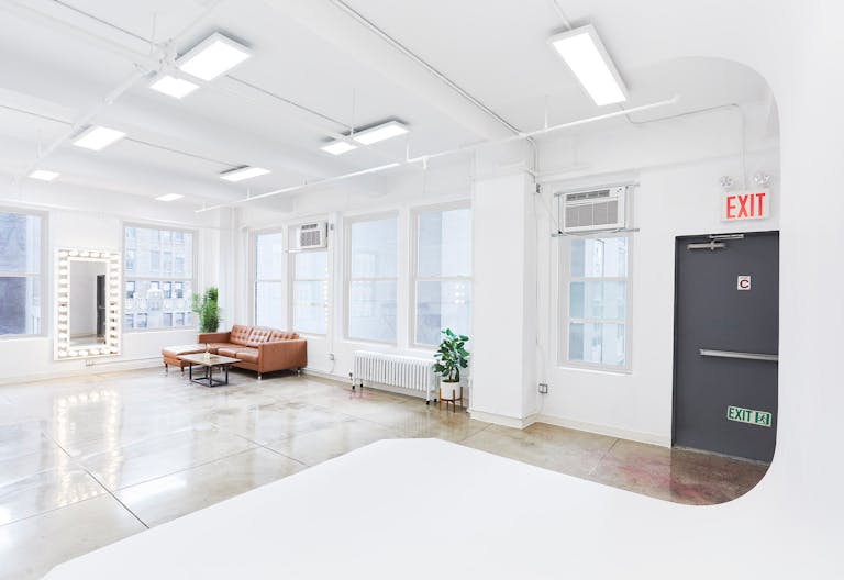 14C Creative Manhattan Showroom / Pop Up Studio Space - Image 2