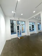 Showroom with a large storefront in Le Marais - Image 2