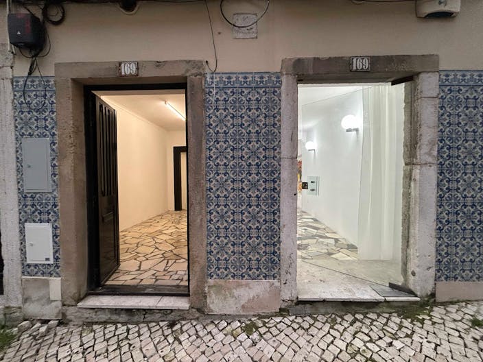 Local de 10 m² attenant à une galerie d’art et design. - Image 1