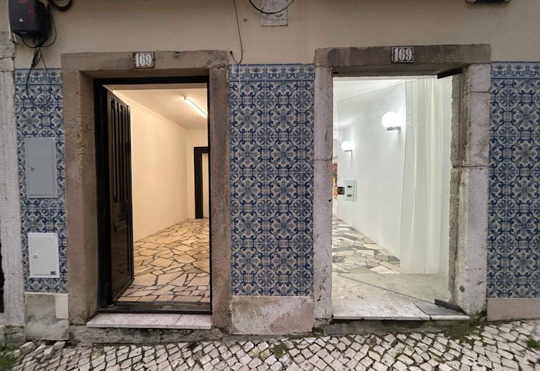 Local de 10 m² attenant à une galerie d’art et design. - Image 1