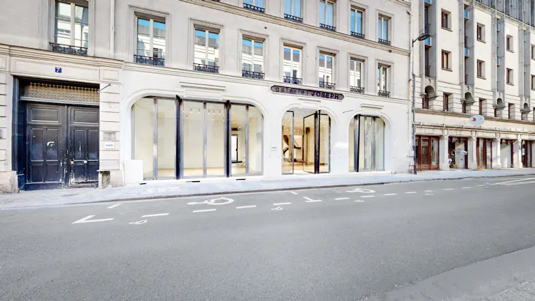 Large Showroom Rue Froissart - Image 1