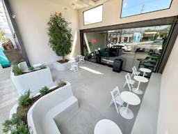Central and modern space with indoor/outdoor patio. - Image 5