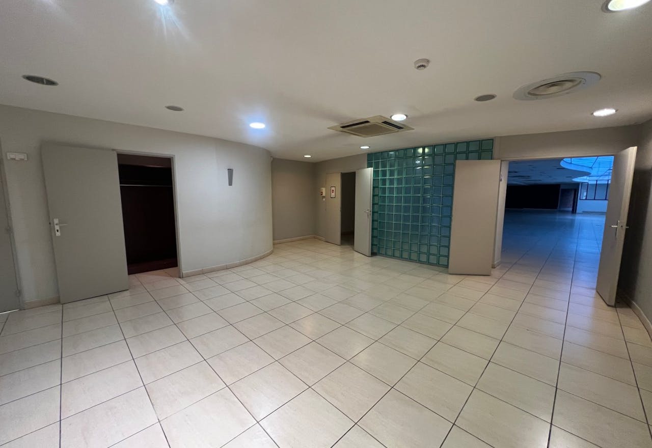 Big flagship store near Champs Elys�e - 800m2 - pop-up store - showroom - Image 2