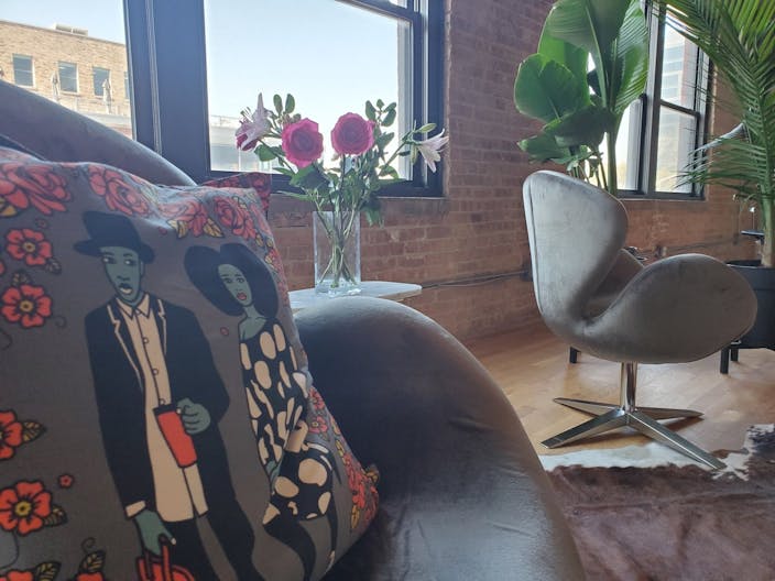 Vibrant Fulton Market Studio - Image 2