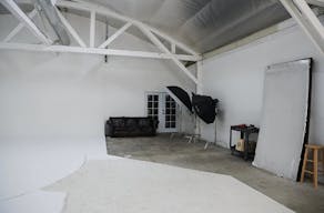 Olympic 3 - Large White Cyc Wall with Car Turntable - Image 6