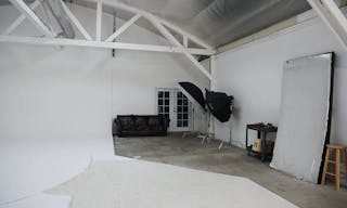 Olympic 3 - Large White Cyc Wall with Car Turntable - Image 6