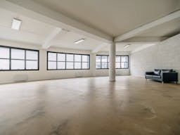 Showroom 160 m² – style industriel - lumière du jour/baie vitrée panoramique – Paris 11e - Image 0
