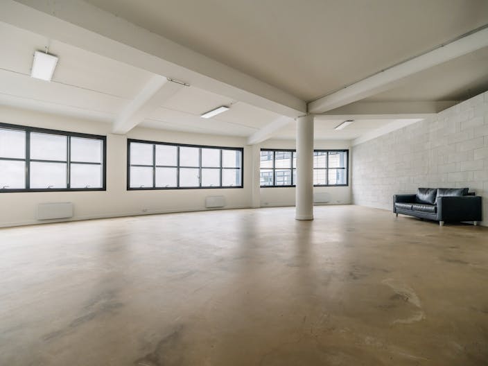 Showroom 160 m² – style industriel - lumière du jour/baie vitrée panoramique – Paris 11e - Image 0