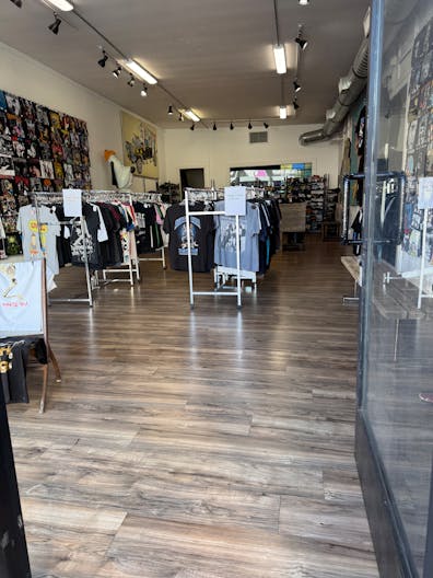 Retail Store – Prime Location! Month to Month - Image 1