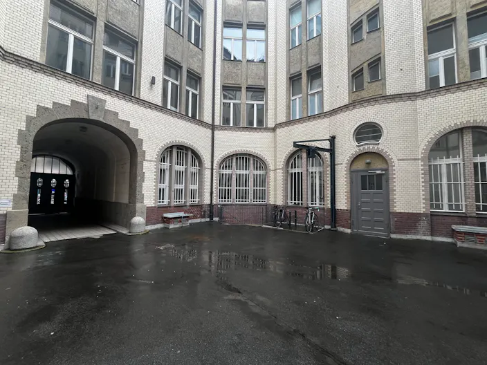 Central Berlin Pop-Up with Industrial backyard - Image 3