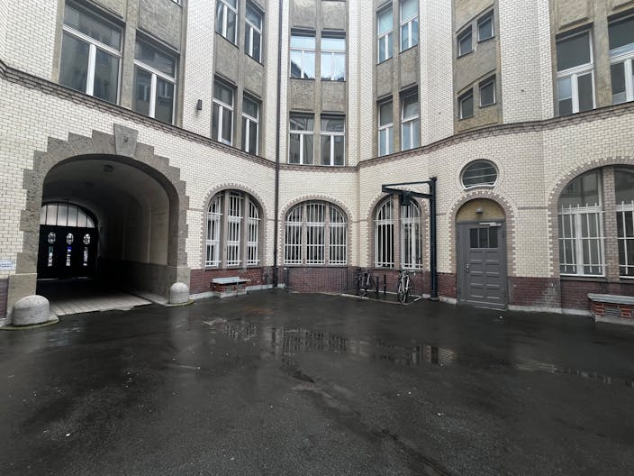 Central Berlin Pop-Up with Industrial backyard - Image 3