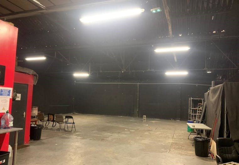 D�cor/Lieu de tournage: Entrep�t - Image 1