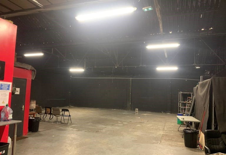 D�cor/Lieu de tournage: Entrep�t - Image 1