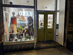 Large Beautiful Store Front with fixtures, a stage and audio/video access , 1500 sf , fitting rooms and a bathroom - Image 0