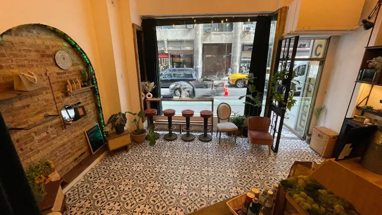 Our vintage oasis in the heart of the city - Image 2