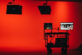 Luxurious, ground-level Soundstage with gorgeous lounge, large garage door and private parking - Image 14