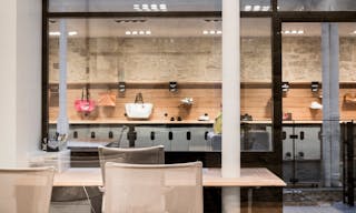 Showroom space under glass roof with natural light - Image 11