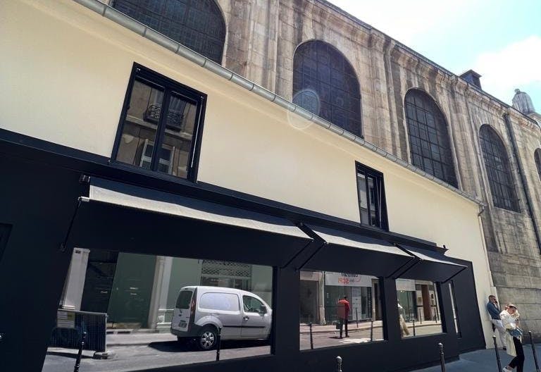Recently renovated shop in prime 1st arr location in Paris - Image 2