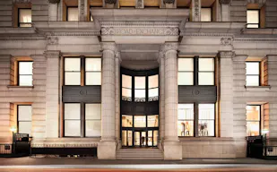 Spacious 14ft ceiling space in a Landmark Building - Image 8