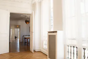 Place des Vosges Fashion Showroom - Image 4