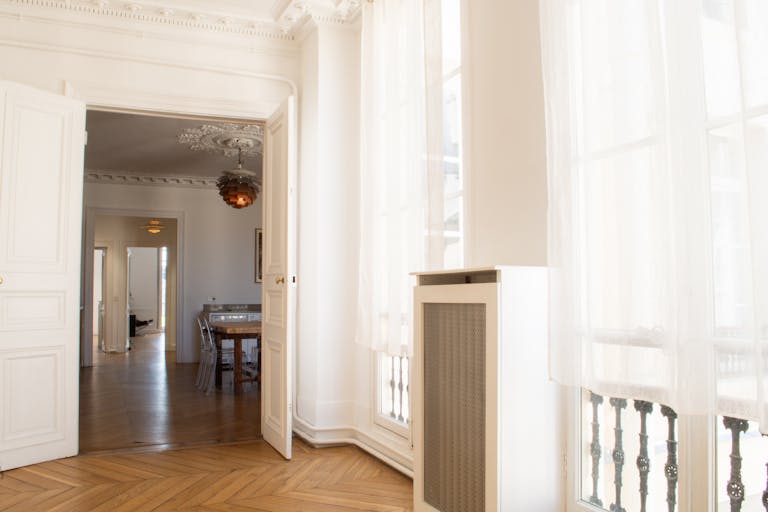 Place des Vosges Fashion Showroom - Image 4