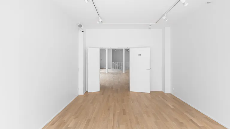 Perfect Showroom on Rue de Turenne - Image 1