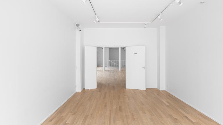 Perfect Showroom on Rue de Turenne - Image 1