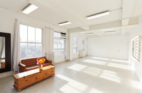 Expansive Skyline Loft - Connected Studio Space - Image 10