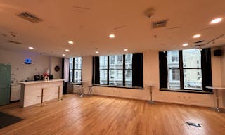 Entire Floor in SOHO with 2 extra rooms! - Image 17