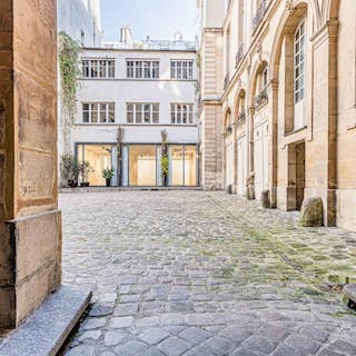 Le Marais Fashion Courtyard Store - Image 9