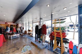 Large, high profile space next to Palisades Village - Image 2