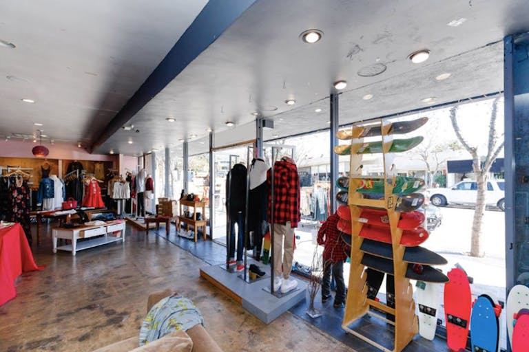 Large, high profile space next to Palisades Village - Image 2