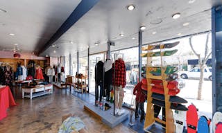 Large, high profile space next to Palisades Village - Image 2