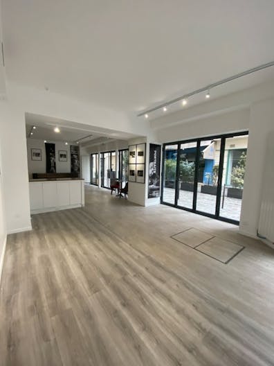 Shop in Paris France - Image 1