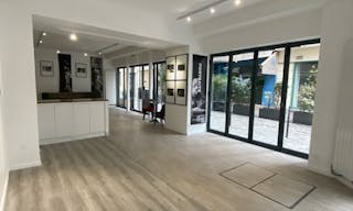 Shop in Paris France - Image 1