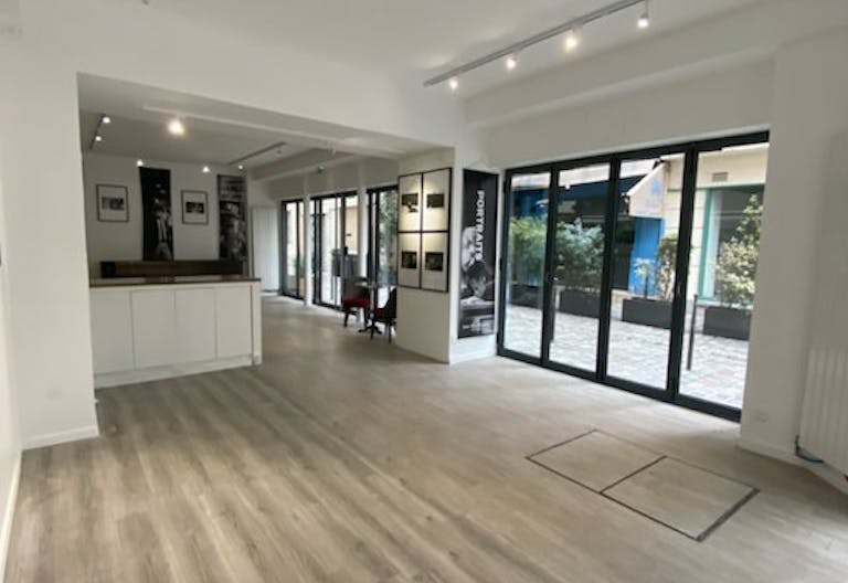 Shop in Paris France - Image 1