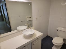 Prime location - Upper East St. Pop Up store Location ! - Image 4