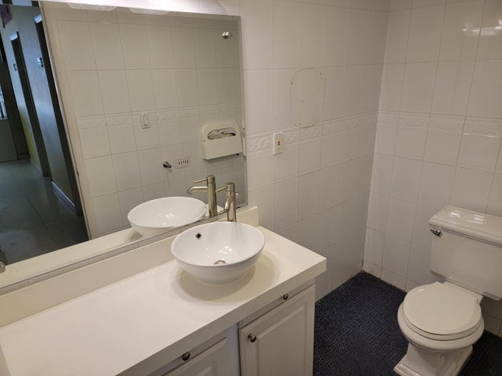 Prime location - Upper East St. Pop Up store Location ! - Image 4