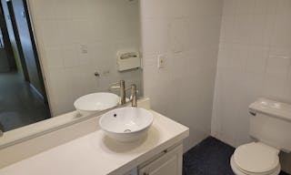 Prime location - Upper East St. Pop Up store Location ! - Image 4