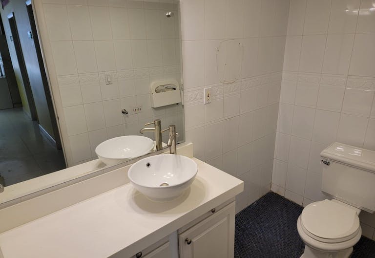 Prime location - Upper East St. Pop Up store Location ! - Image 4