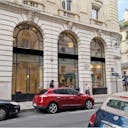 Magnifique Boutique en Angle dans un Immeuble Class� en location �ph�m�re de Juillet � Mi-Ao�t