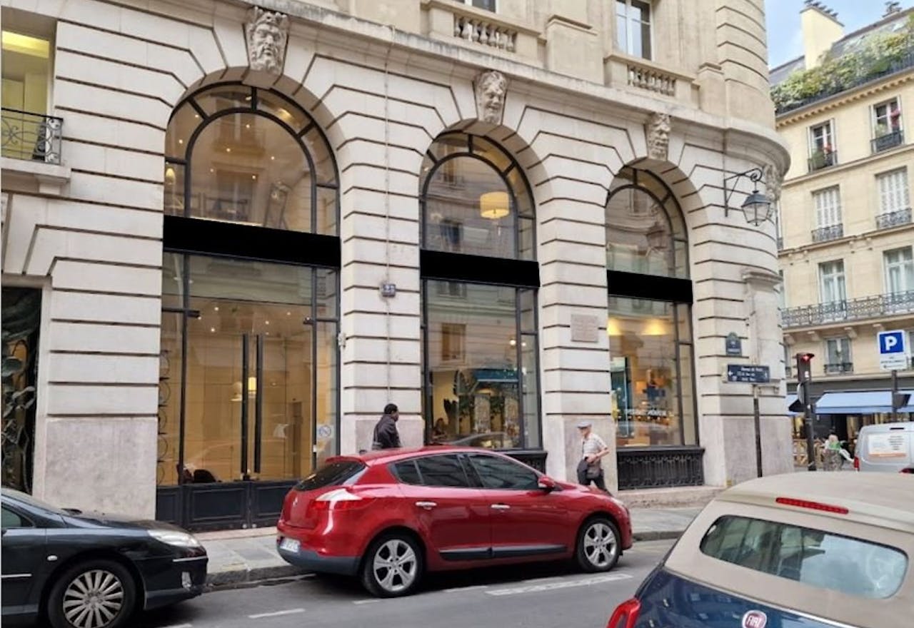 Magnifique Boutique en Angle dans un Immeuble Class� en location �ph�m�re de Juillet � Mi-Ao�t - Image 0
