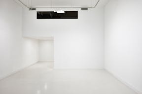 Espace white cube sur rue en plein Marseille - Image 3