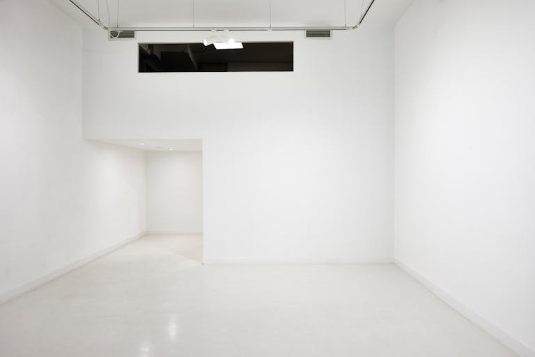 Espace white cube sur rue en plein Marseille - Image 3