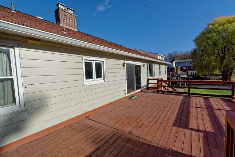 Large, bright, updated Ranch Located in the heart of Pine Hills. 3 bedroom, 2 full & 2-1/2 baths - Image 0