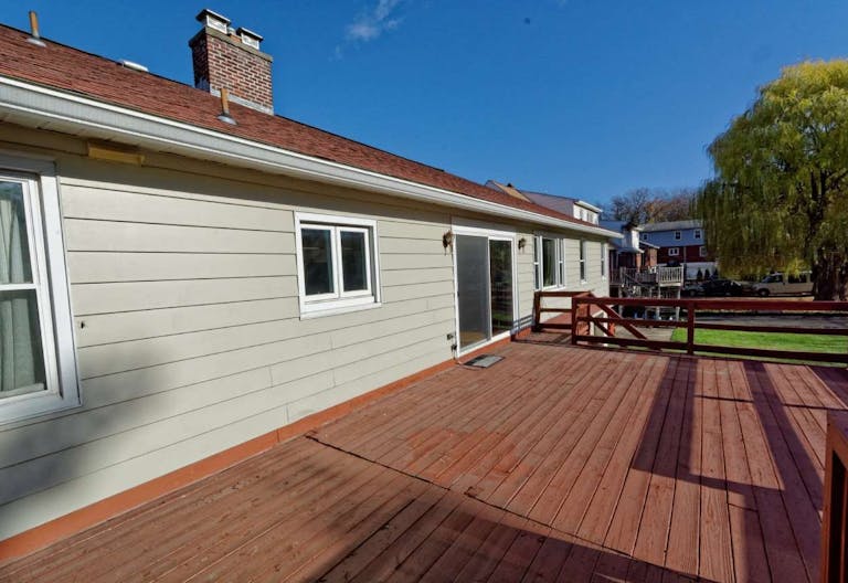 Large, bright, updated Ranch Located in the heart of Pine Hills. 3 bedroom, 2 full & 2-1/2 baths - Image 0